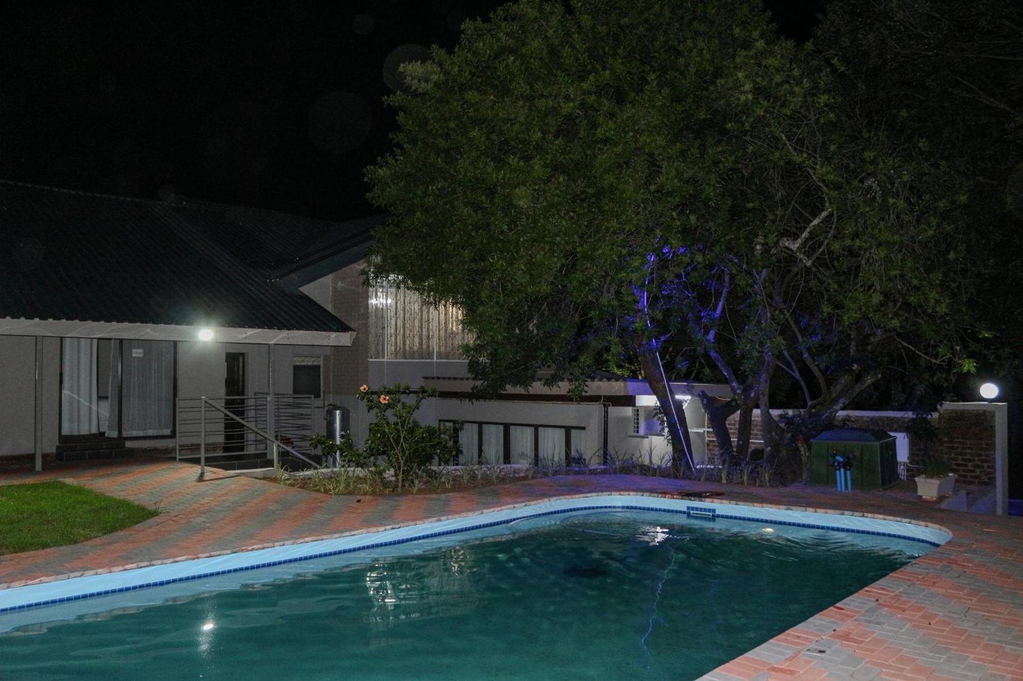 Luxury Heights Bed And Breakfast- Pool Ready For Use Newcastle Exterior photo