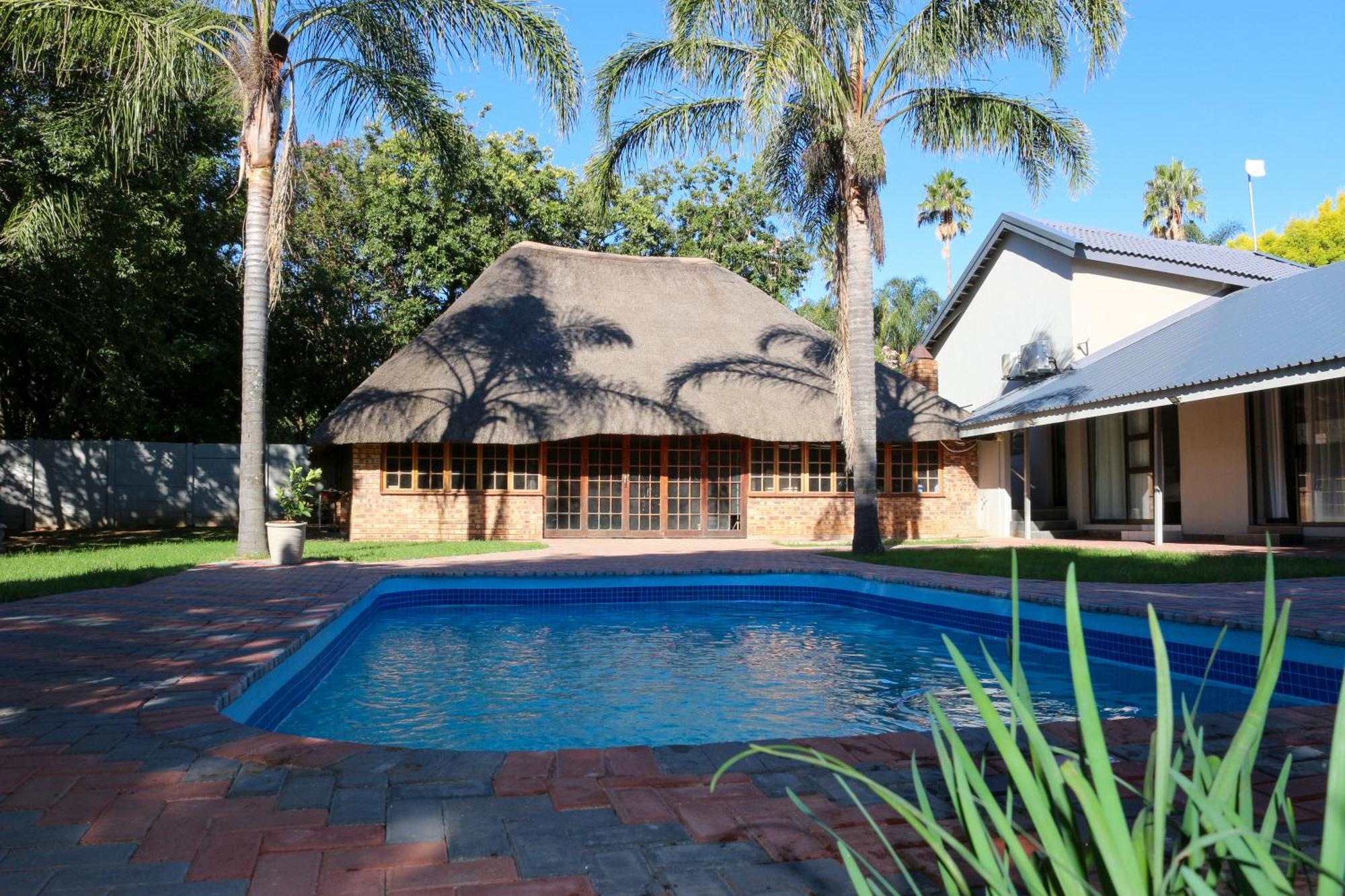 Luxury Heights Bed And Breakfast- Pool Ready For Use Newcastle Exterior photo